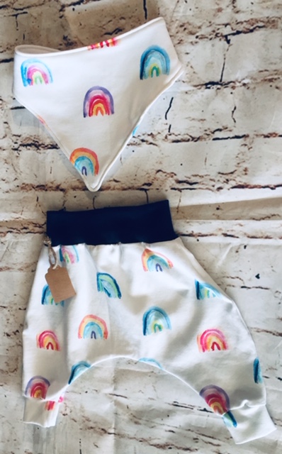 Harems & Bib (0-6 months) in White jersey fabric with rainbow design, with blue ribbing with matching cuffs